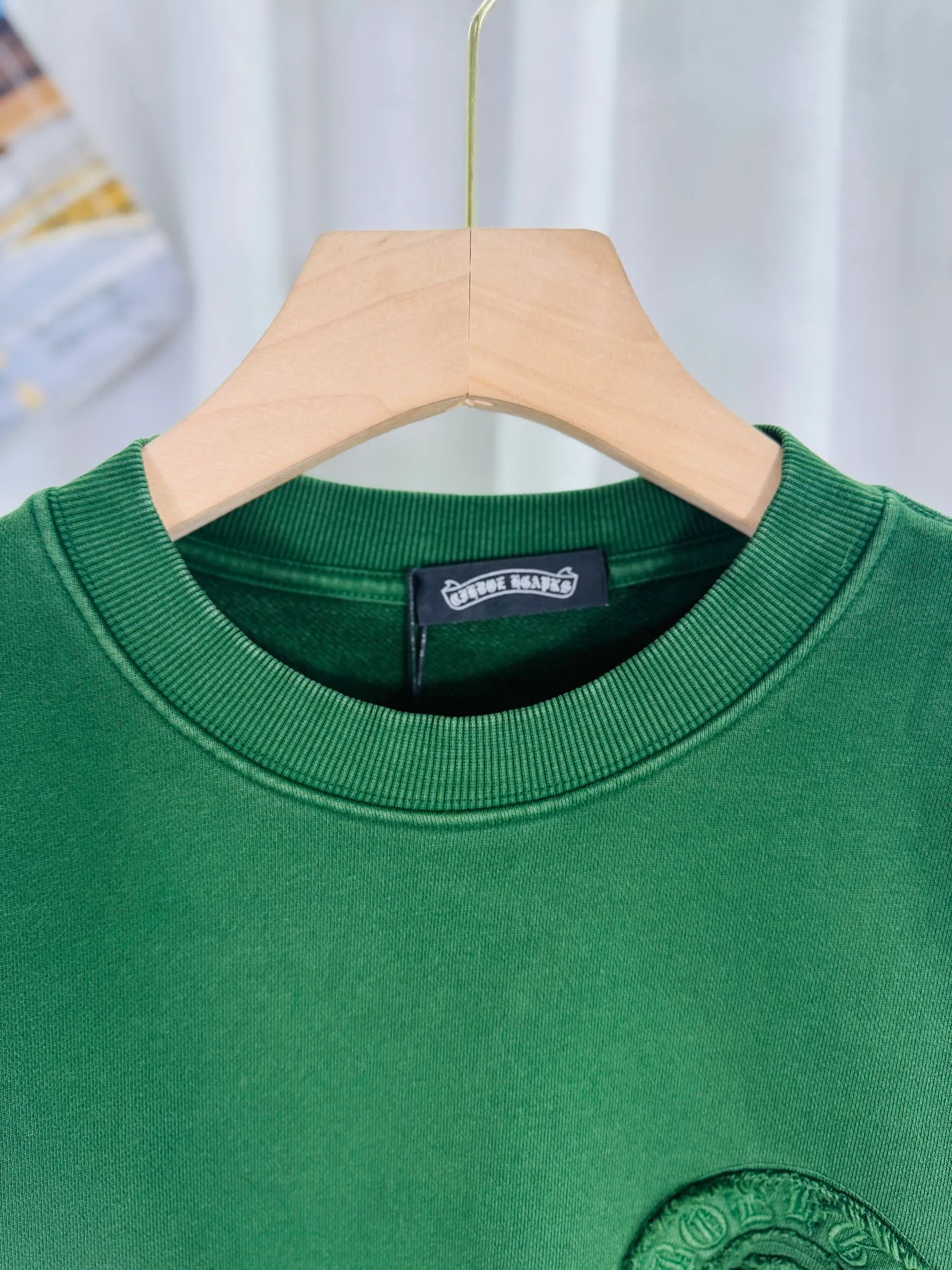 P280 top version, real shot without P, ​​different from market currency) 𝗖𝗵𝗿𝗼𝗺𝗲 𝗛𝗲𝗮𝗿𝘁𝘀/Cro Heart 2025 washed patch embroidery autumn and winter new original single counter American laser burnt 3D three-dimensional color embroidery couple casual sweatshirt 👑The highest version! Customized fabric 430g tripe terry fabric! American acid-washed and distressed original fabric laser burnt ✟appliqué embroidery and exquisite embroidery of letters! The best-selling model in the counter, very comfortable to wear. Accessories: original molded and authenticated collar label➕100% silk wash label. Genuine purchase-grade original hangtag➕matching hanging rope➕3D hanging beads➕original packaging bag. Craftsmanship: The original version has consistent wiring! The highest version of the armhole matching technique! Color: Pink Black Green Size: S M L XL Style Number: 25-377